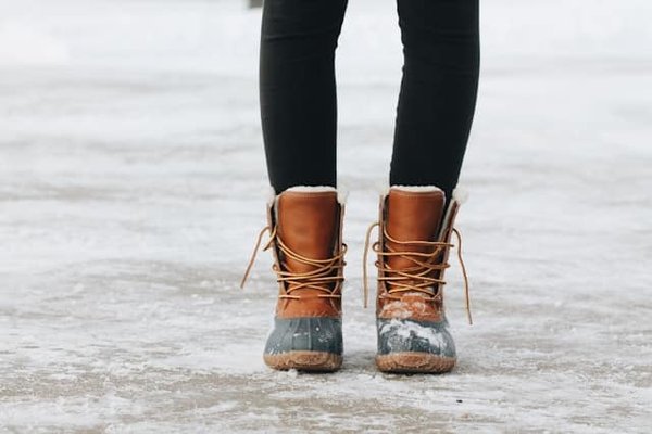How to Select the Perfect Pair of Snow Boots for Winter Elegance?